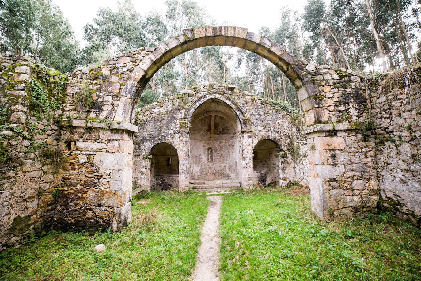 Pimiango (en Ribadedeva). Ruinas del Monasterio cisterciense de Santa María de Tina.