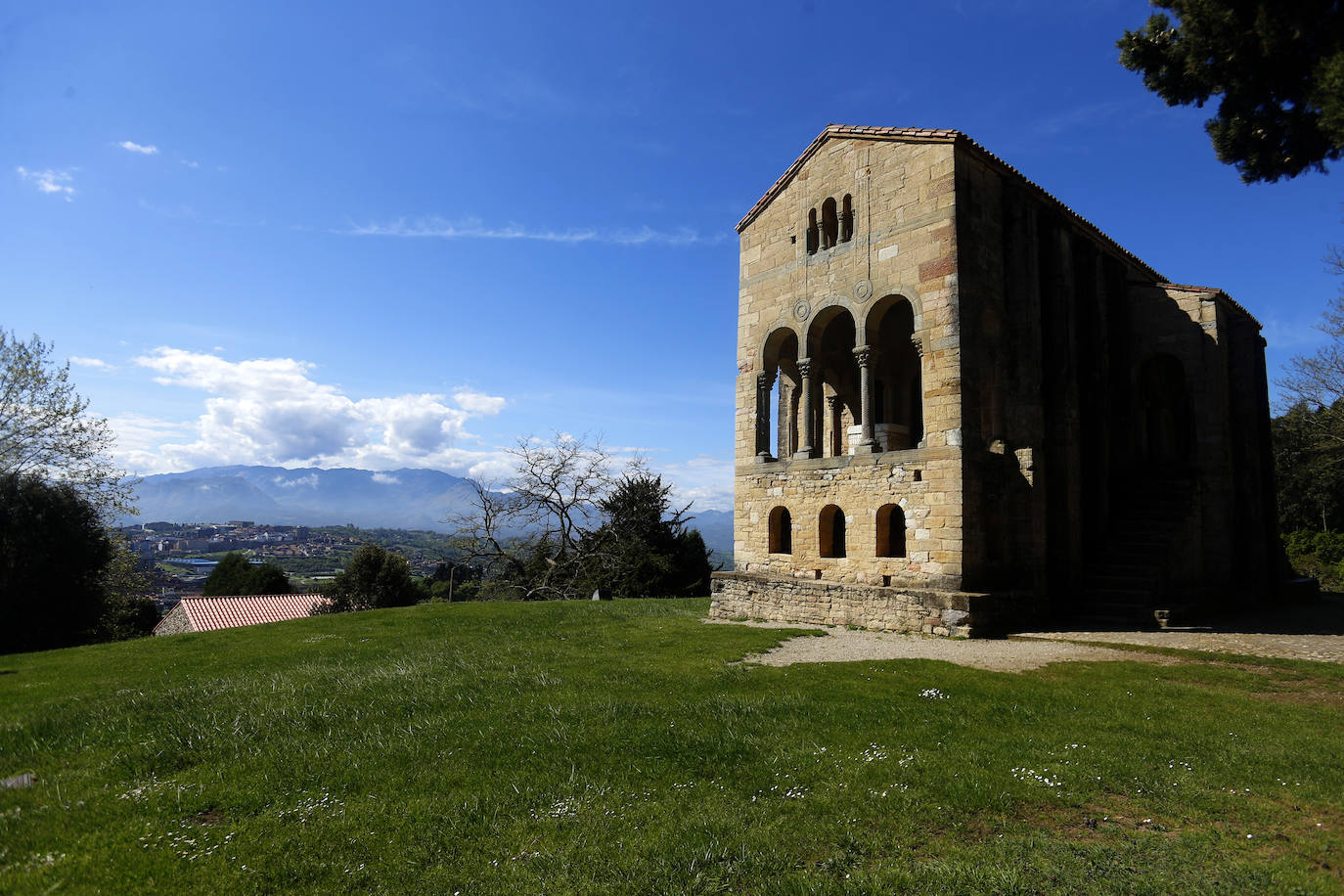 Santa María del Naranco, monumento prerrománico de siglo IX en Oviedo.