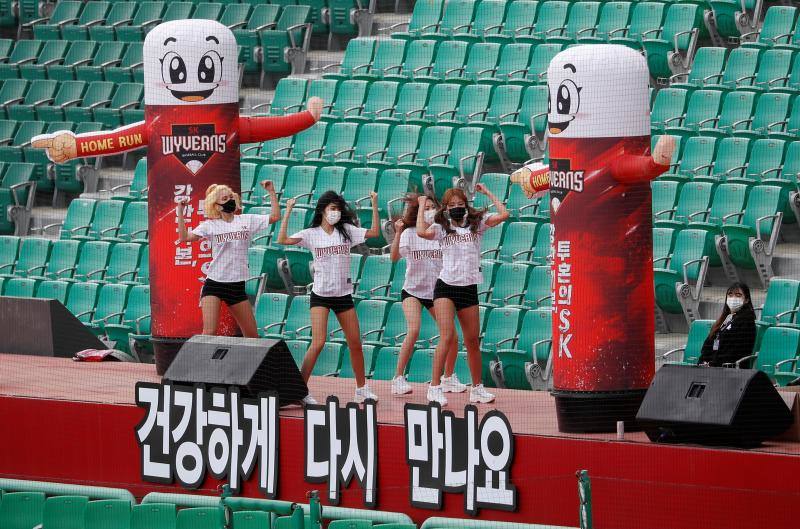 La pandemia de Covid-19 no ha frenado el inicio de la liga de béisbol de Corea del Sur, que ha comenzado este martes. Eso sí, por el momento los partidos se disputarán a puerta cerrada, aunque algunos estadios han colocado pancartas con personas dibujadas para que sus gradas parezcan más llenas. 