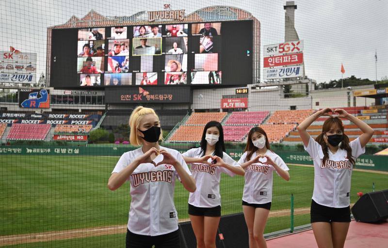La pandemia de Covid-19 no ha frenado el inicio de la liga de béisbol de Corea del Sur, que ha comenzado este martes. Eso sí, por el momento los partidos se disputarán a puerta cerrada, aunque algunos estadios han colocado pancartas con personas dibujadas para que sus gradas parezcan más llenas. 