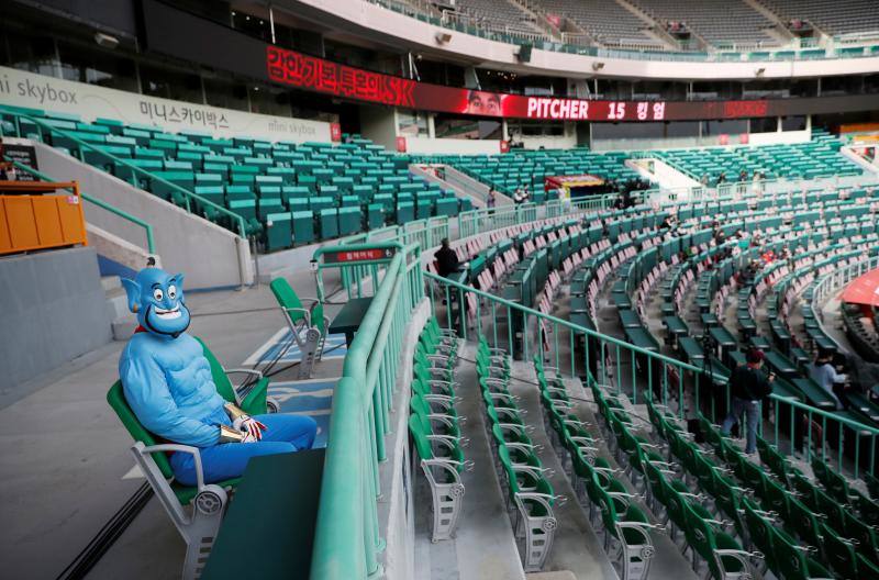 La pandemia de Covid-19 no ha frenado el inicio de la liga de béisbol de Corea del Sur, que ha comenzado este martes. Eso sí, por el momento los partidos se disputarán a puerta cerrada, aunque algunos estadios han colocado pancartas con personas dibujadas para que sus gradas parezcan más llenas. 