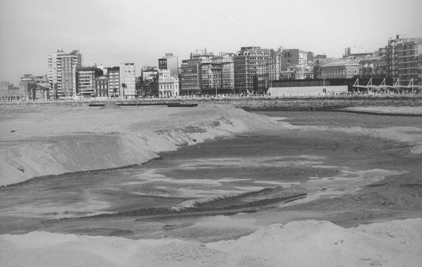 El 3 de mayo de 1995, el ministro José Borrell y el alcalde de Gijón Vicente Álvarez Areces, inauguraban la playa artificial ubicada ubicada en la zona este Gijón. Miles de usuarios disfrutan ahora cada año de este arenal que surgía de un degradado e inaccesible pedreru de El Natahoyo anexo a la factoría de los desaparecidos Astilleros del Cantábrico. 