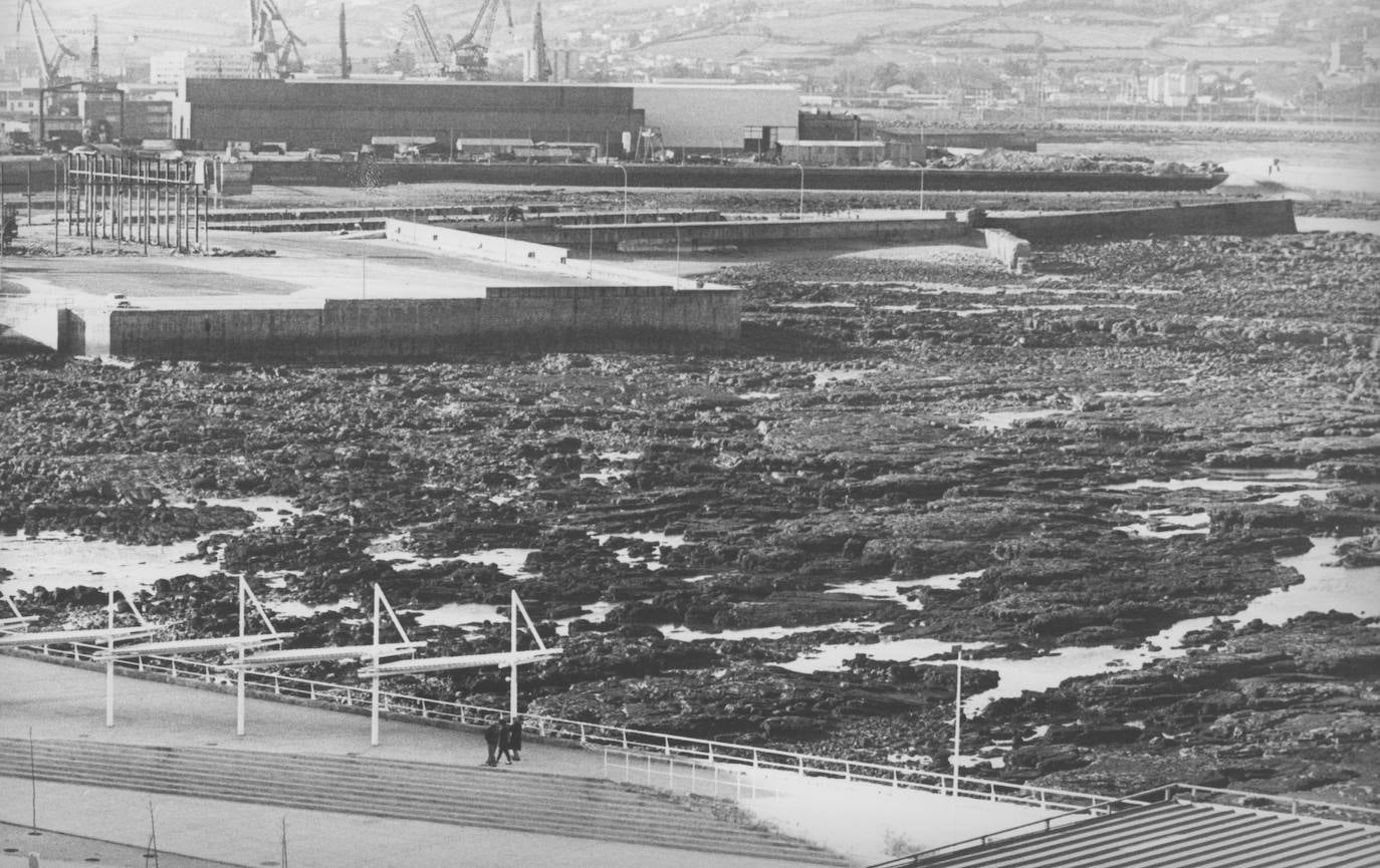 El 3 de mayo de 1995, el ministro José Borrell y el alcalde de Gijón Vicente Álvarez Areces, inauguraban la playa artificial ubicada ubicada en la zona este Gijón. Miles de usuarios disfrutan ahora cada año de este arenal que surgía de un degradado e inaccesible pedreru de El Natahoyo anexo a la factoría de los desaparecidos Astilleros del Cantábrico. 