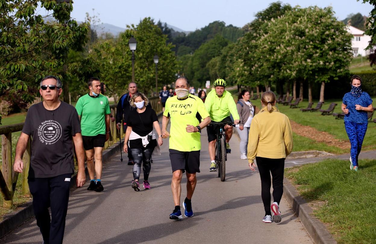 El Parque de Invierno se volvió a llenar ayer por la mañana de deportistas y paseantes. 