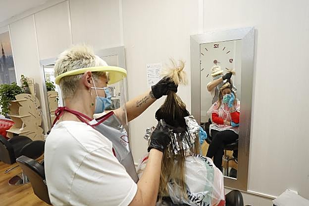 Peluquerías y comercios a medio gas en una reapertura que deja fuera a los bares