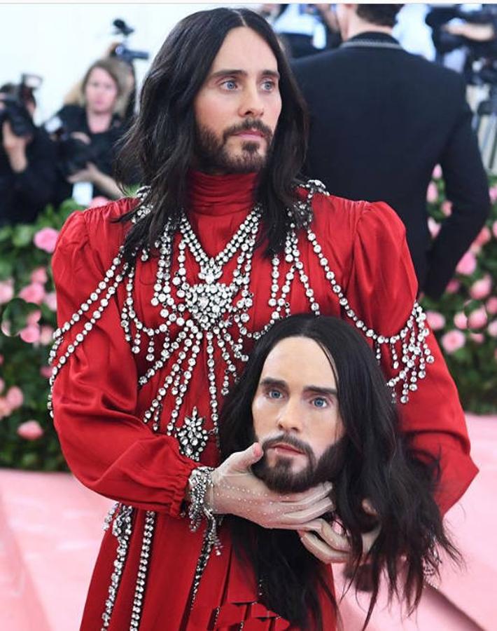 Parece que esta edición dio mucho de sí, porque guardamos en la retina imágenes tan impactantes como la de Jared Leto llevando a cuestas su propia cabeza. Como si fuera su mejor accesorio (que lo fue) el actor llevó un estilismo granate de Gucci que generaba una sensación a medio camino entre el terror y la atracción, ya que era imposible dejar de mirar a su ‘doble’.