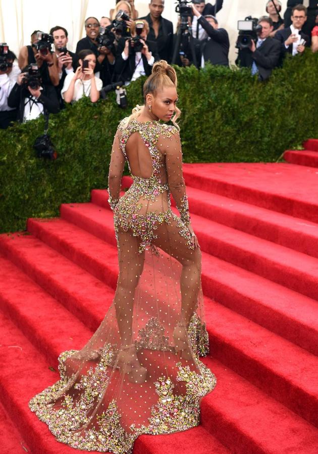 Y hablando de transparencias, no podemos olvidar las del Givenchy Haute Couture que eligió Beyoncé en la gala de 2015. En vez de plumas llevaba incrustaciones y fue ideado por Riccardo Tisci, por aquel entonces el director creativo de la firma. Era tan delicado y requería tal cuidado que la ex estilista de la cantante, Ty Hunter, la siguió constantemente para asegurarse de que el vestido estuviera perfectamente colocado.