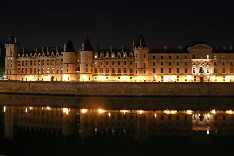 Los lugares más emblemáticos de París permanecen iluminados por las noches pese al estricto encierro que se vive en Francia con el objetivo de frenar la propagación de la pandemia de COVID-19. 