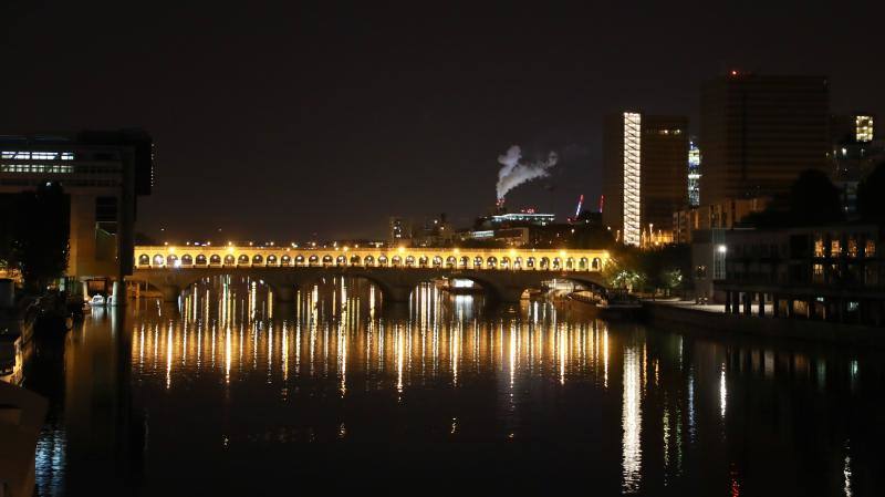 Los lugares más emblemáticos de París permanecen iluminados por las noches pese al estricto encierro que se vive en Francia con el objetivo de frenar la propagación de la pandemia de COVID-19. 