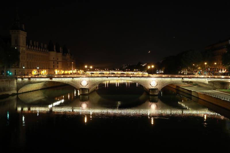 Los lugares más emblemáticos de París permanecen iluminados por las noches pese al estricto encierro que se vive en Francia con el objetivo de frenar la propagación de la pandemia de COVID-19. 