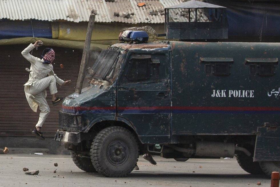 Un manifestante salta sobre un vehículo blindado de la policía india mientras le arroja piedras durante una protesta en Srinagar, Cachemira controlada por la India, el 31 de mayo de 2019. Autor: DAR YASIN (AP) 