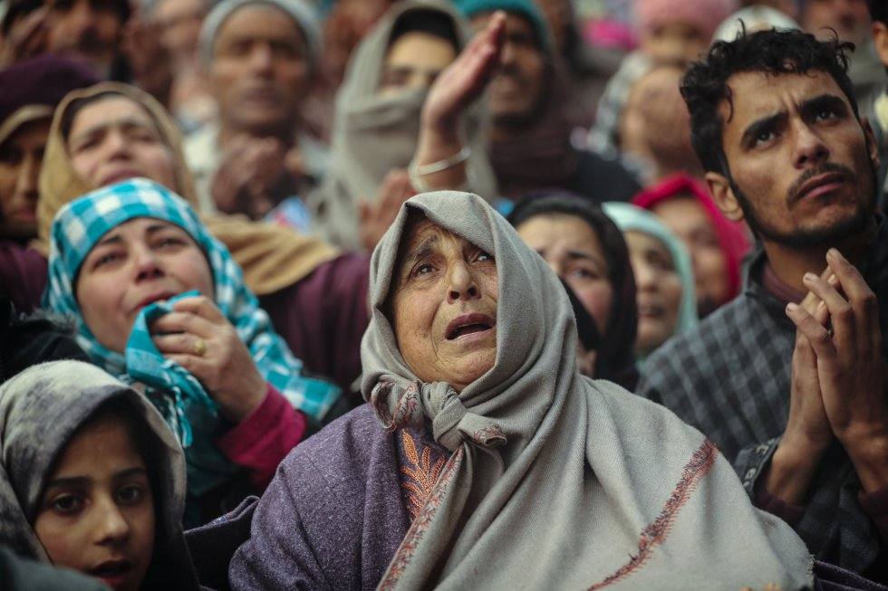 Fieles musulmanes de Cachemira ofrecen oración en el exterior de la ermita del santo sufí Syed Abdul Qadir Jeelani, en Srinagar, el 9 de diciembre de 2019. Autor: MUKHTAR KHAN (AP)