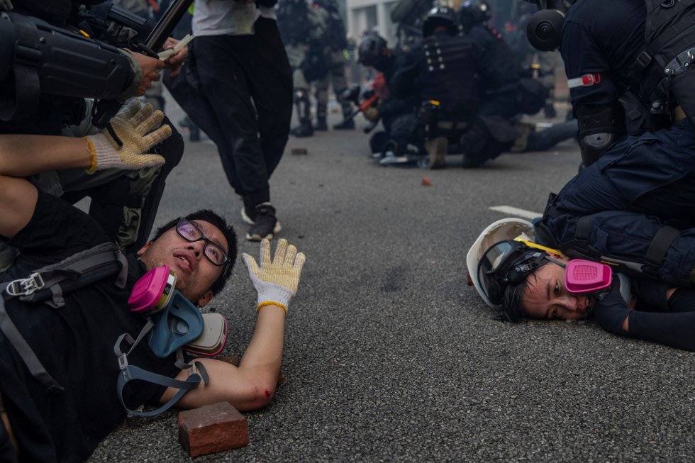 Unos manifestantes son detenidos por la policía durante una protesta en el distrito Admiralty, de Hong Kong, el 29 de septiembre de 2019. Autor: SUSANA VERA (REUTERS)