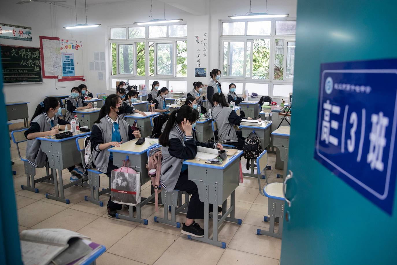 Bajo estrictas medidas de seguridad, las clases en los centros de secundaria en la ciudad china de Wuhan empiezan a recuperar una 'cierta normalidad'