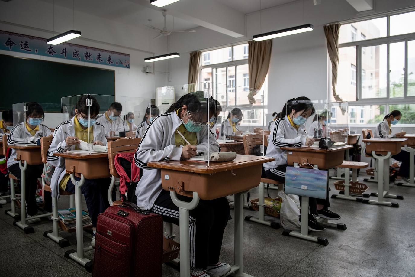 Bajo estrictas medidas de seguridad, las clases en los centros de secundaria en la ciudad china de Wuhan empiezan a recuperar una 'cierta normalidad'