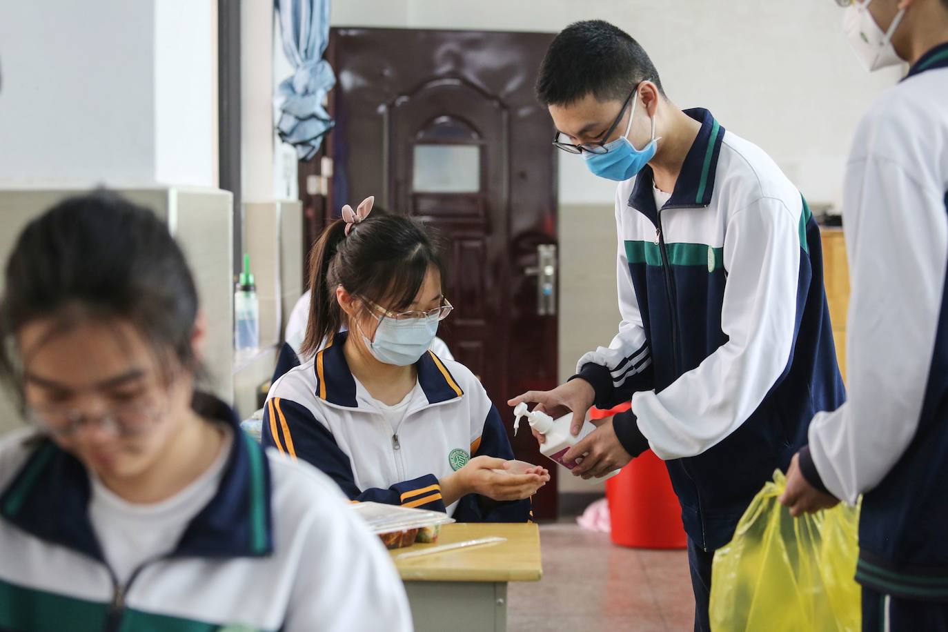 Bajo estrictas medidas de seguridad, las clases en los centros de secundaria en la ciudad china de Wuhan empiezan a recuperar una 'cierta normalidad'