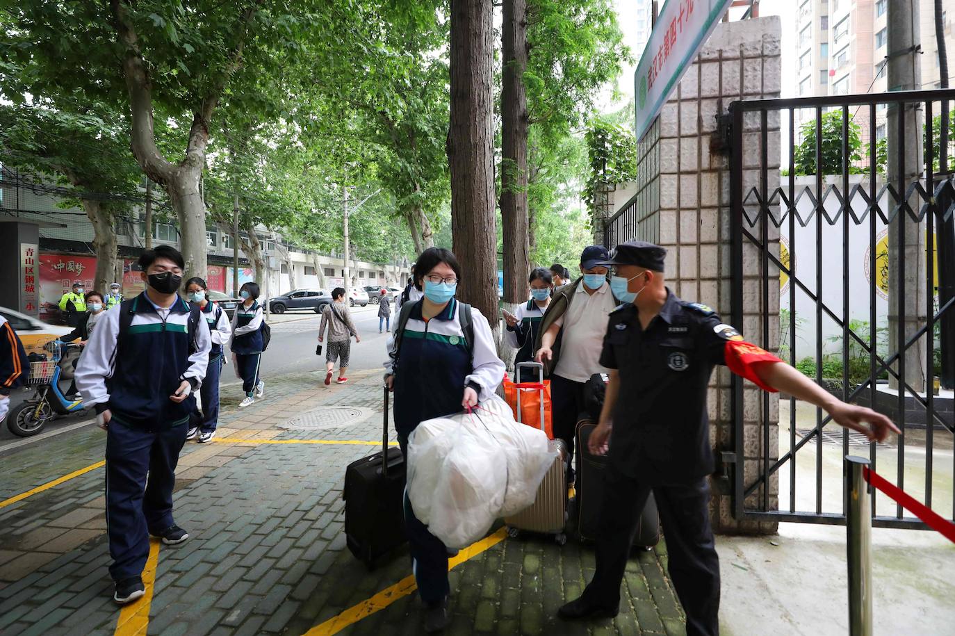 Bajo estrictas medidas de seguridad, las clases en los centros de secundaria en la ciudad china de Wuhan empiezan a recuperar una 'cierta normalidad'