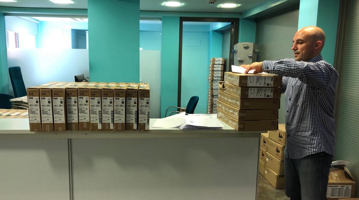 Con cada portátil se entrega una hoja de instrucciones. 