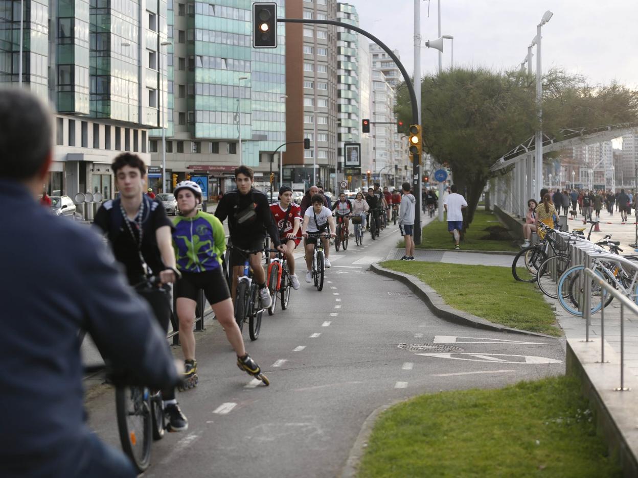 Carril bici junto a la rotonda de la avenida de Castilla, saturado de usuarios, ayer a las 20.13 horas. 