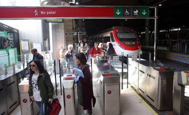 Servicio de Cercanías de Renfe en la estación de Oviedo. Vídeo: ¿qué es y cómo actúa el coronavirus? 