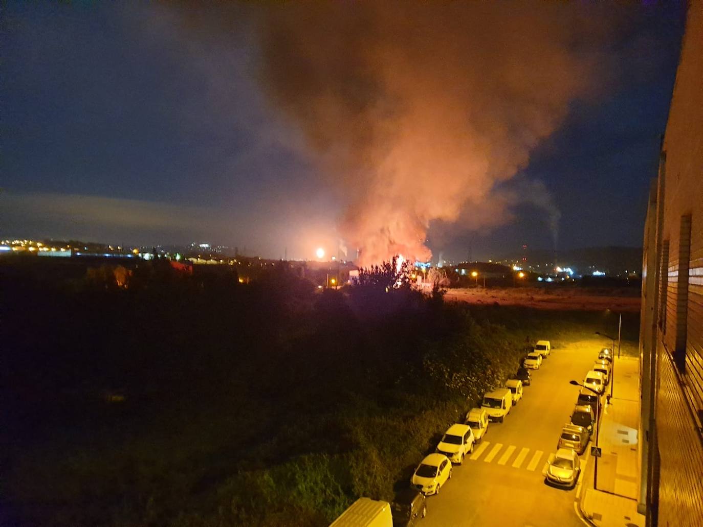 Vecinos de las calles próximas alertaron a la Policía Local y al 112 al descubrir al percartarse de un fuerte olor a plástico quemado