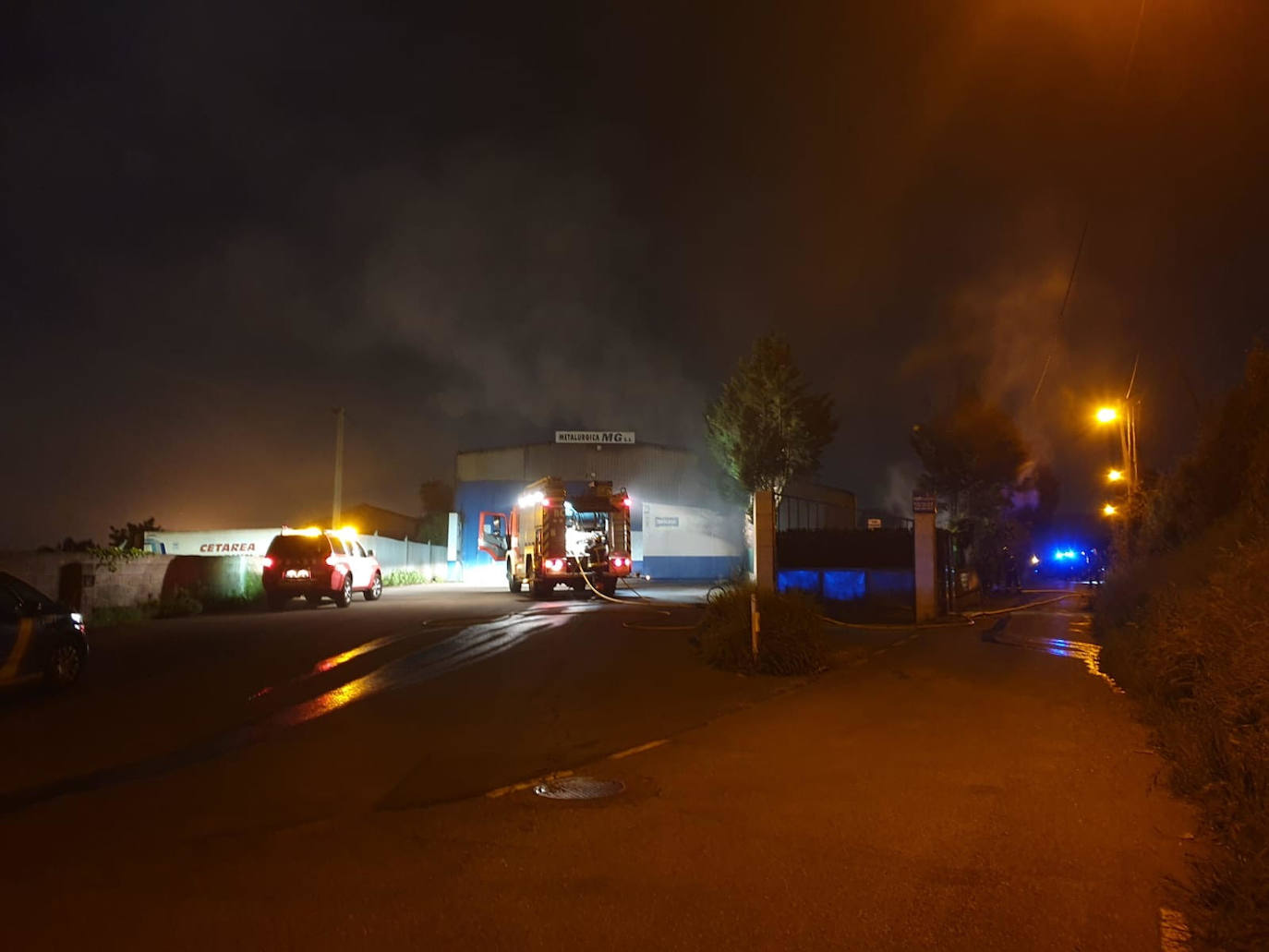 Vecinos de las calles próximas alertaron a la Policía Local y al 112 al descubrir al percartarse de un fuerte olor a plástico quemado