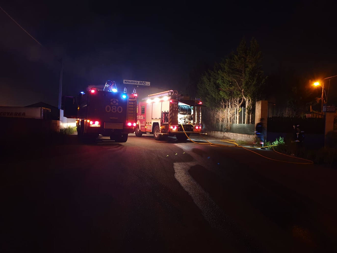 Vecinos de las calles próximas alertaron a la Policía Local y al 112 al descubrir al percartarse de un fuerte olor a plástico quemado