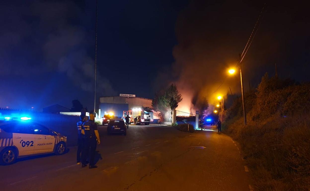 Un incendio en una fábrica en Gijón causa alarma