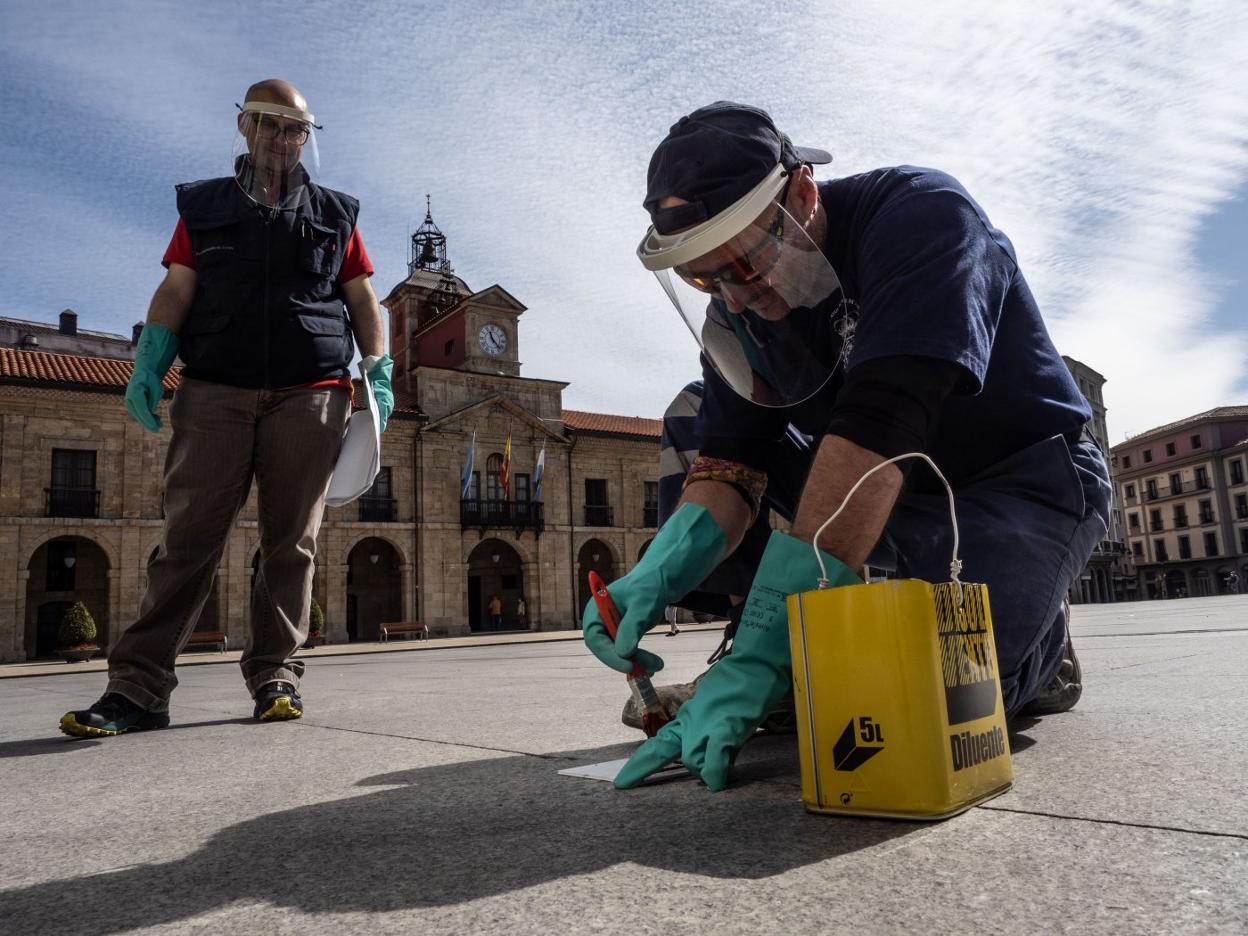 Los técnicos municipales comenzaron ayer el marcaje de los nuevos espacios de las terrazas de hostelería. 