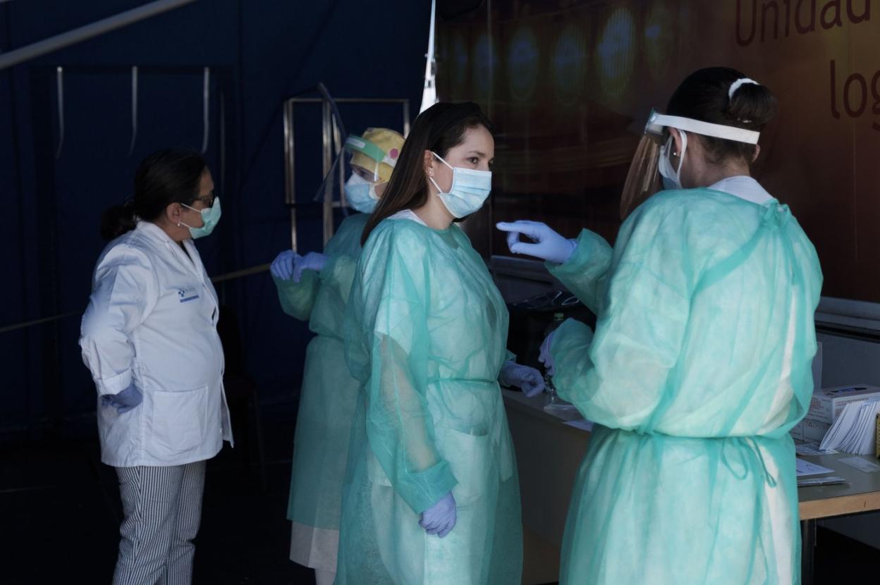 Varios profesionales sanitarios, en el Hospital de Cabueñes. 