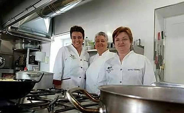 Noelia García, María Elena Gutiérrez y Beatriz Fernández, en la cocina de Los Pisones. 