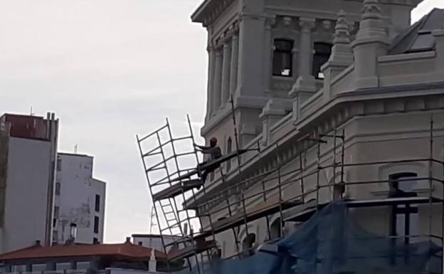 Bomberos y fuerzas de seguridad en el lugar del suceso. 