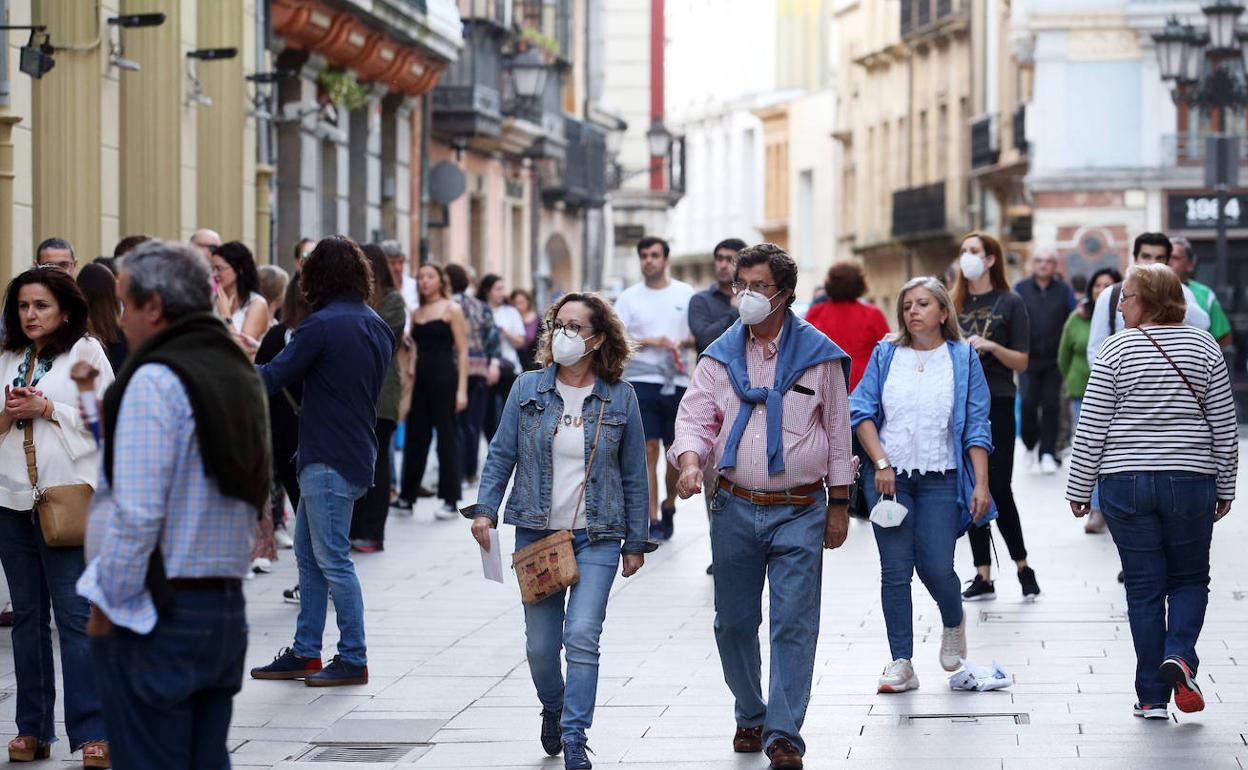 Así serán las reuniones de hasta diez personas permitidas durante la desescalada