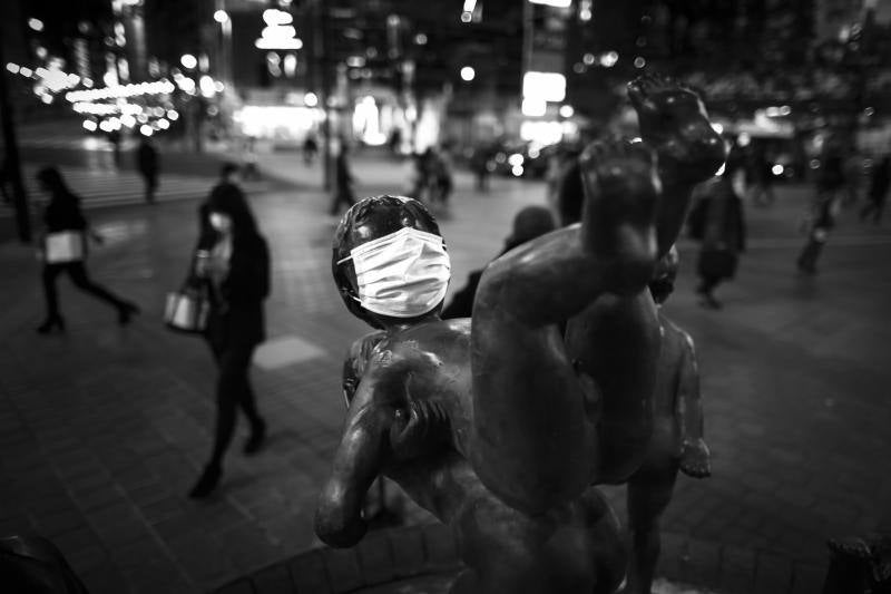 Recopilación de imágenes de las últimas semanas en Japón, en donde el confinamiento y las medidas de distancia se han convertido en el principal método para combatir la propagación del virus.