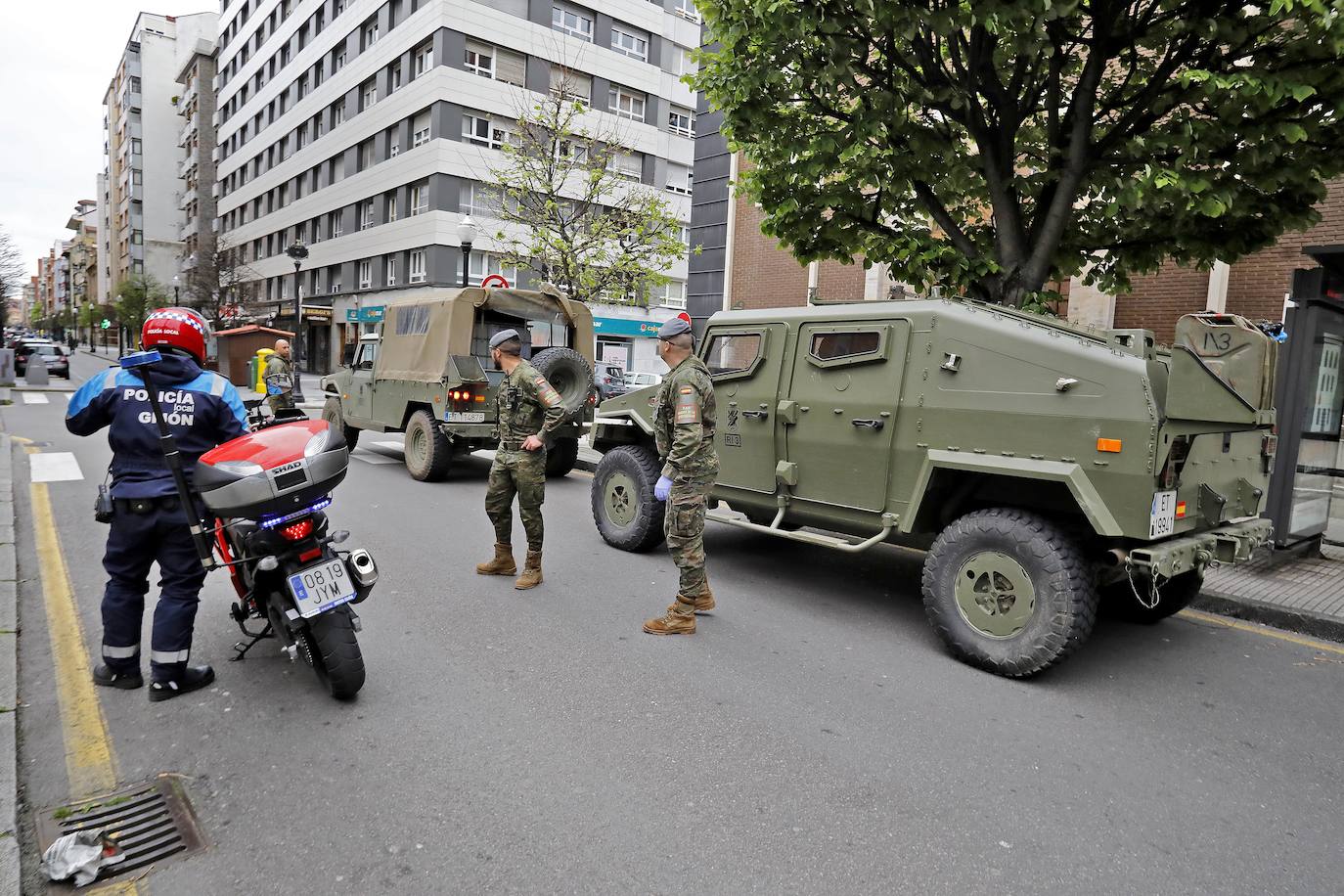 Desde que se decretó el estado de alarma en todo el territorio nacional por la pandemia del coronavirus, los militares han desarrollado labores de limpieza y desinfección alrededor de todo el Principado de Asturias. 