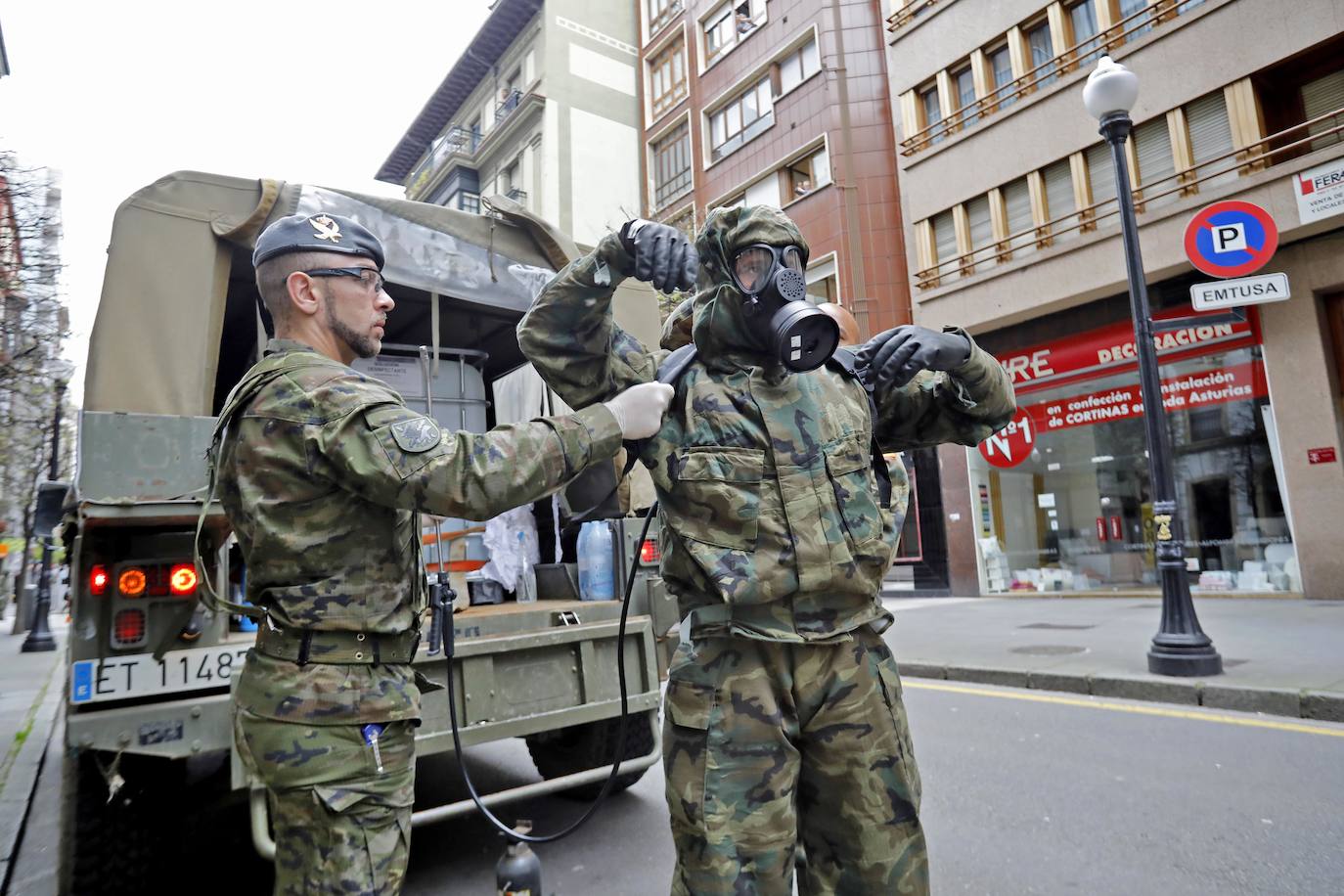 Desde que se decretó el estado de alarma en todo el territorio nacional por la pandemia del coronavirus, los militares han desarrollado labores de limpieza y desinfección alrededor de todo el Principado de Asturias. 