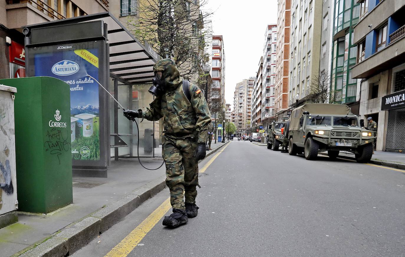 Desde que se decretó el estado de alarma en todo el territorio nacional por la pandemia del coronavirus, los militares han desarrollado labores de limpieza y desinfección alrededor de todo el Principado de Asturias. 