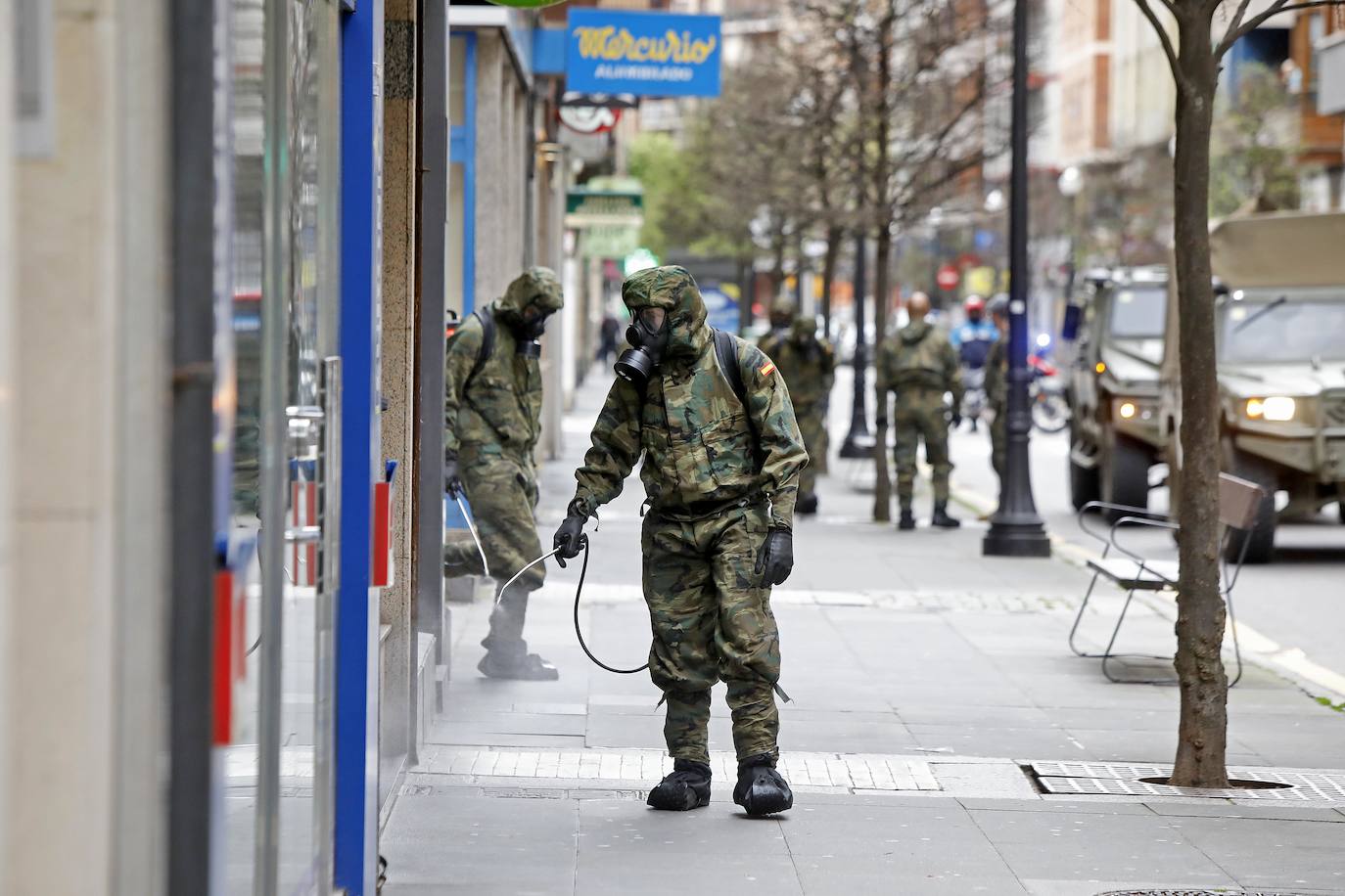 Desde que se decretó el estado de alarma en todo el territorio nacional por la pandemia del coronavirus, los militares han desarrollado labores de limpieza y desinfección alrededor de todo el Principado de Asturias. 