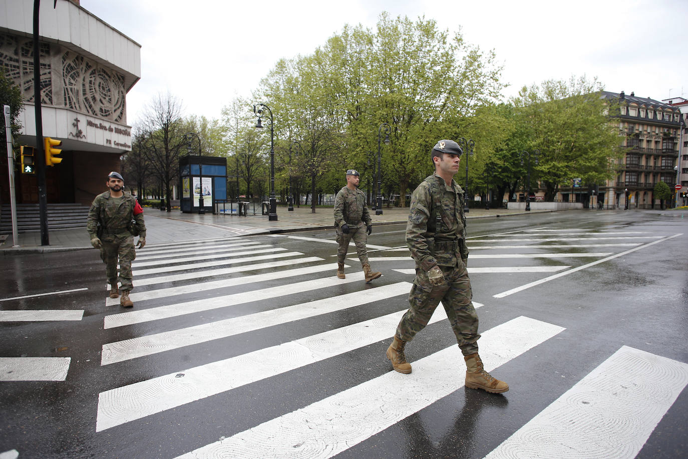 Desde que se decretó el estado de alarma en todo el territorio nacional por la pandemia del coronavirus, los militares han desarrollado labores de limpieza y desinfección alrededor de todo el Principado de Asturias. 