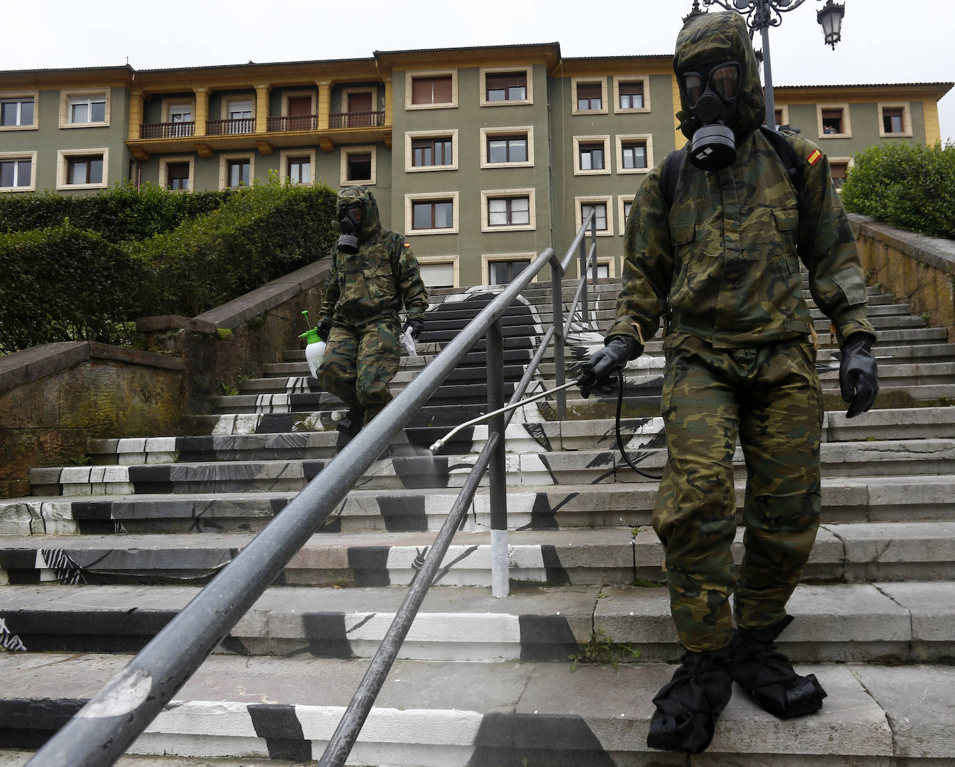 Desde que se decretó el estado de alarma en todo el territorio nacional por la pandemia del coronavirus, los militares han desarrollado labores de limpieza y desinfección alrededor de todo el Principado de Asturias. 