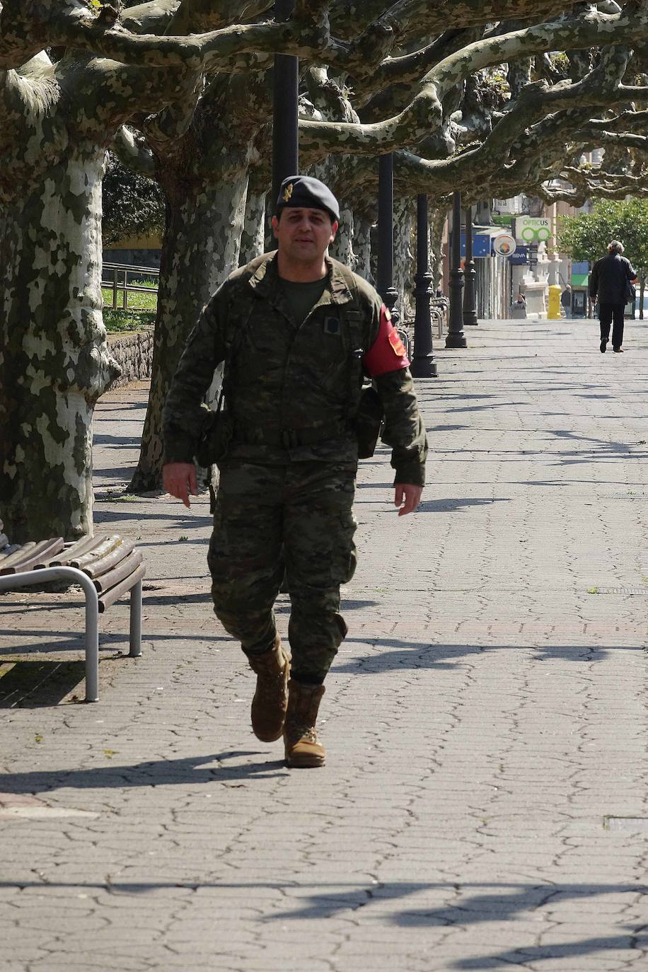 Desde que se decretó el estado de alarma en todo el territorio nacional por la pandemia del coronavirus, los militares han desarrollado labores de limpieza y desinfección alrededor de todo el Principado de Asturias. 