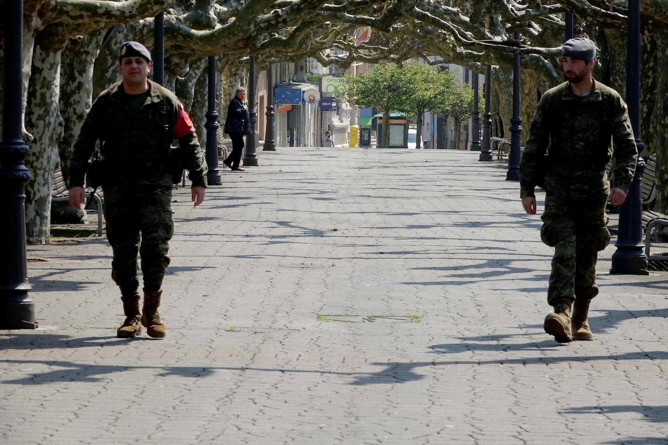 Desde que se decretó el estado de alarma en todo el territorio nacional por la pandemia del coronavirus, los militares han desarrollado labores de limpieza y desinfección alrededor de todo el Principado de Asturias. 