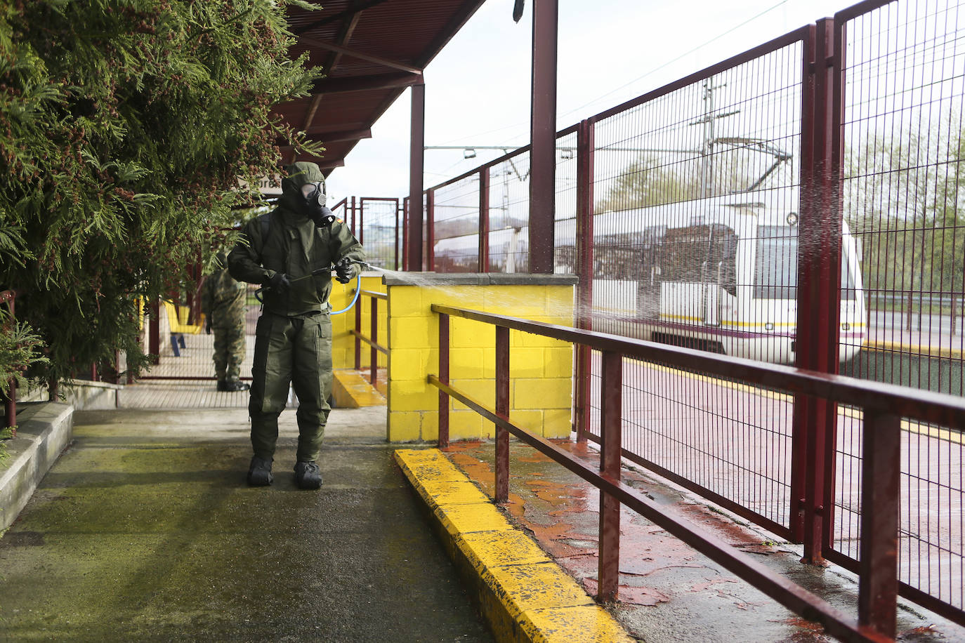 Desde que se decretó el estado de alarma en todo el territorio nacional por la pandemia del coronavirus, los militares han desarrollado labores de limpieza y desinfección alrededor de todo el Principado de Asturias. 