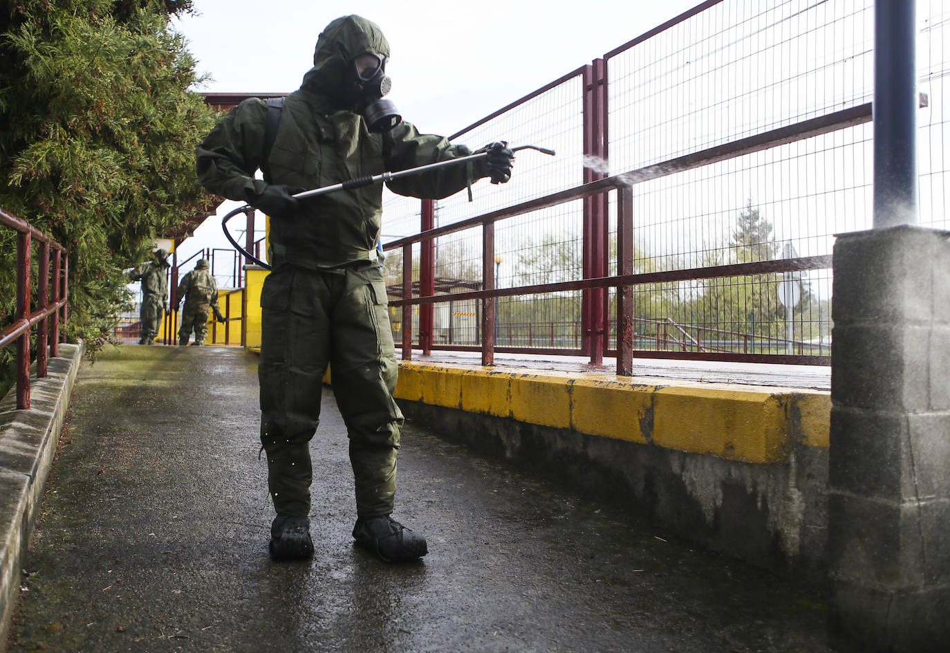 Desde que se decretó el estado de alarma en todo el territorio nacional por la pandemia del coronavirus, los militares han desarrollado labores de limpieza y desinfección alrededor de todo el Principado de Asturias. 