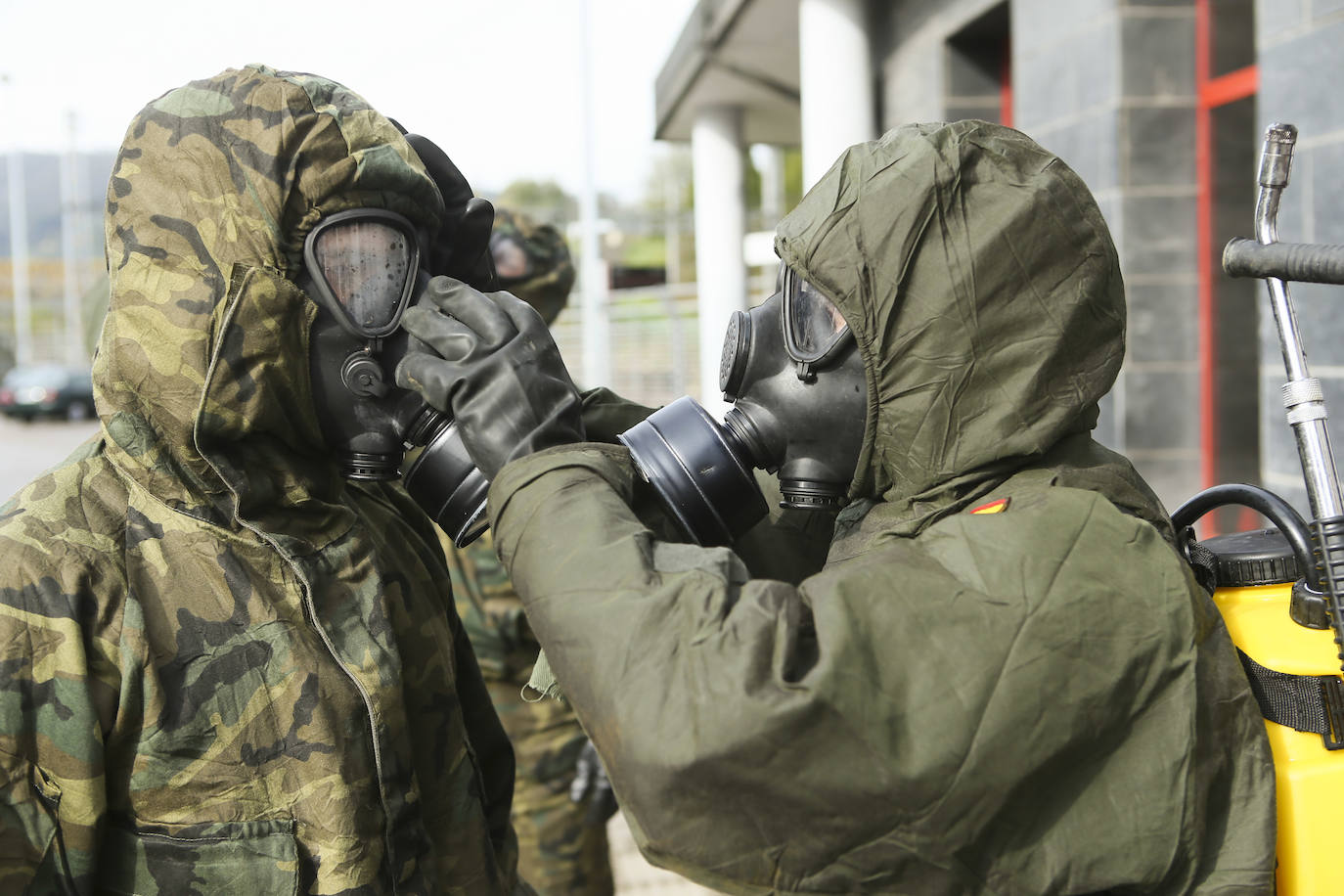 Desde que se decretó el estado de alarma en todo el territorio nacional por la pandemia del coronavirus, los militares han desarrollado labores de limpieza y desinfección alrededor de todo el Principado de Asturias. 