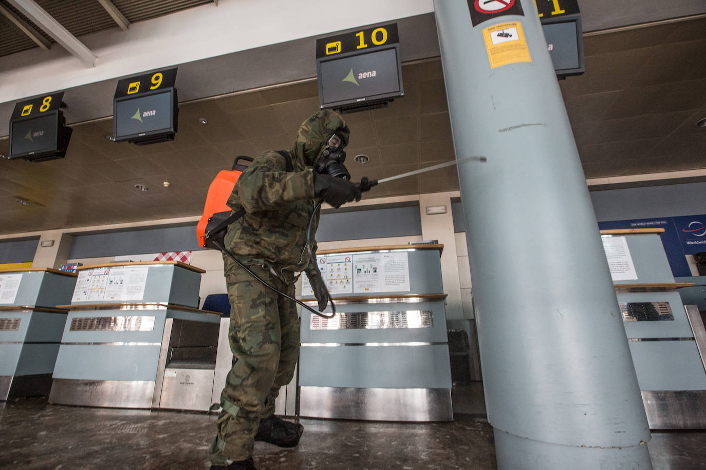 Desde que se decretó el estado de alarma en todo el territorio nacional por la pandemia del coronavirus, los militares han desarrollado labores de limpieza y desinfección alrededor de todo el Principado de Asturias. 