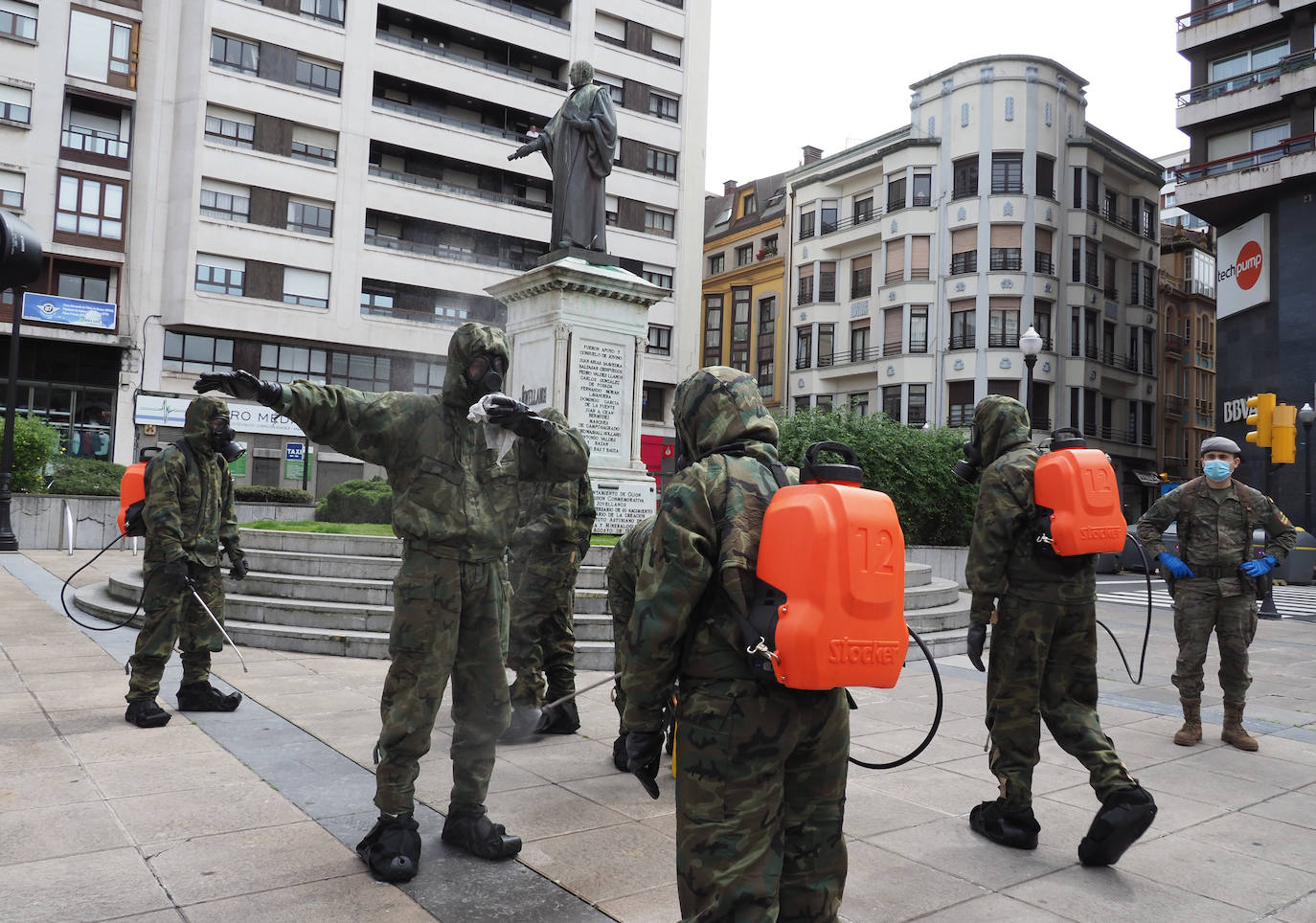 Desde que se decretó el estado de alarma en todo el territorio nacional por la pandemia del coronavirus, los militares han desarrollado labores de limpieza y desinfección alrededor de todo el Principado de Asturias. 