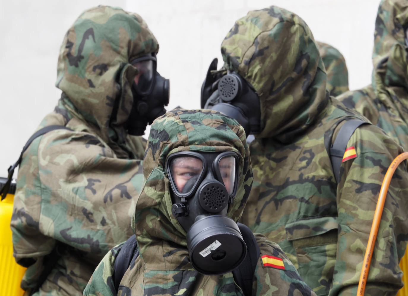 Desde que se decretó el estado de alarma en todo el territorio nacional por la pandemia del coronavirus, los militares han desarrollado labores de limpieza y desinfección alrededor de todo el Principado de Asturias. 