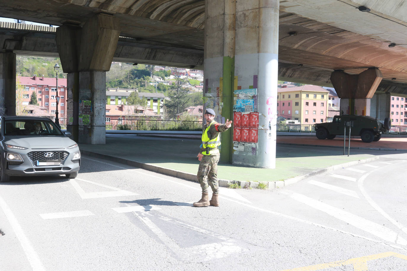 Desde que se decretó el estado de alarma en todo el territorio nacional por la pandemia del coronavirus, los militares han desarrollado labores de limpieza y desinfección alrededor de todo el Principado de Asturias. 
