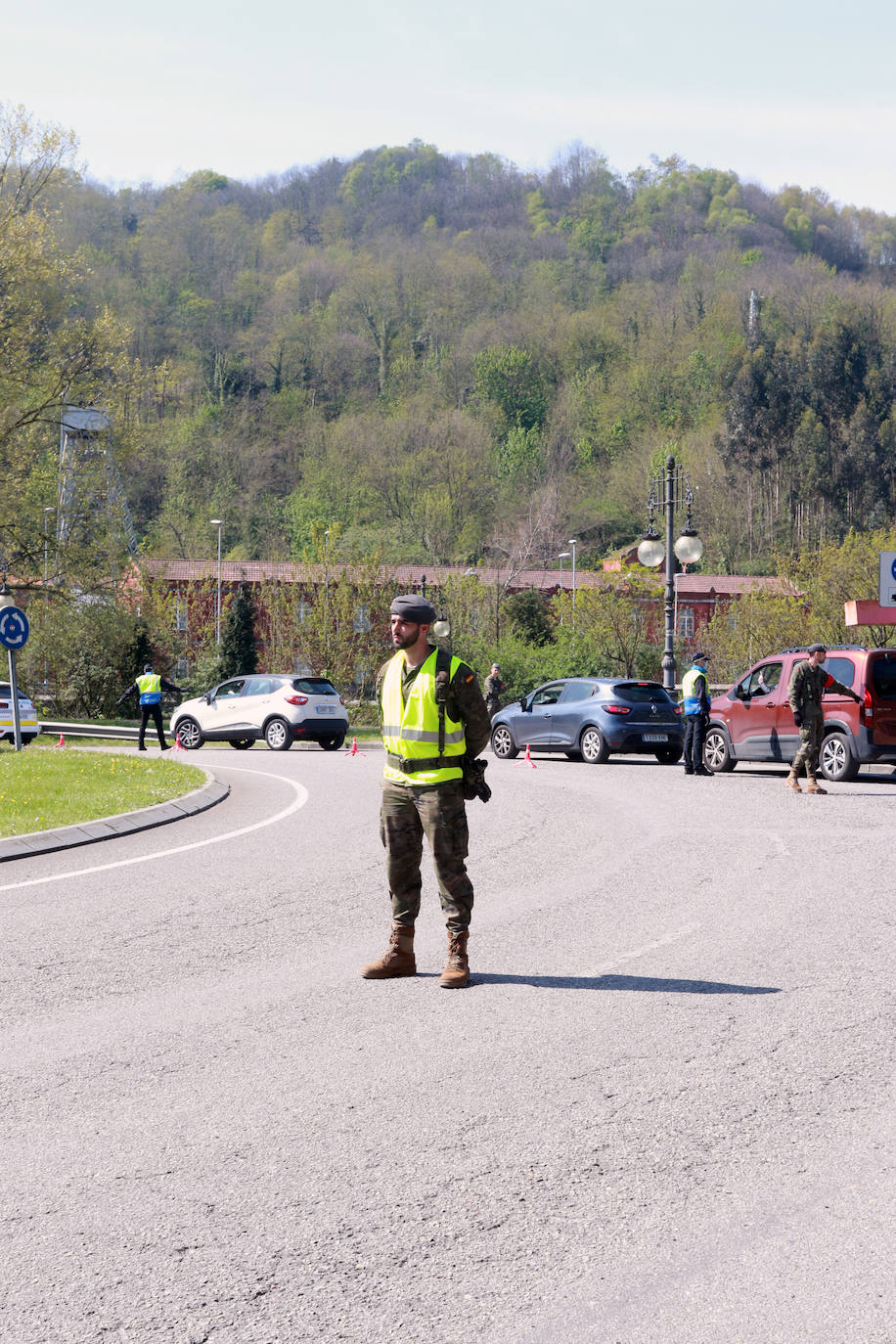 Desde que se decretó el estado de alarma en todo el territorio nacional por la pandemia del coronavirus, los militares han desarrollado labores de limpieza y desinfección alrededor de todo el Principado de Asturias. 